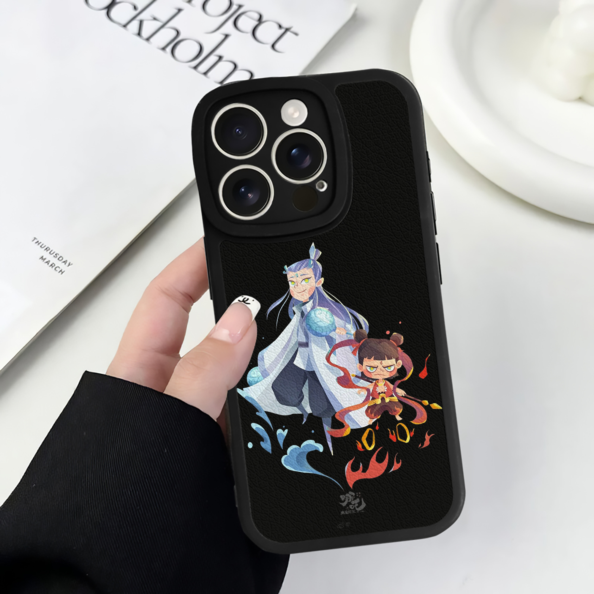 （画像用） Ne Zha 2 ナタ 魔童の大暴れ 【iPhone 16シリーズ対応】シリコンスマホケース（レザー調） 材質：シリコン